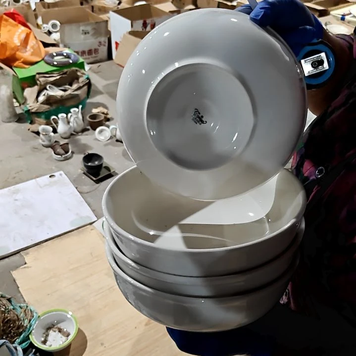 瓷片盘子碗茶壶啥都有
