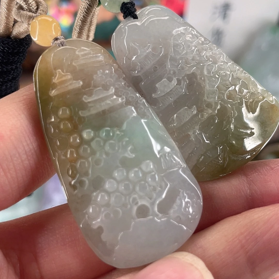 翡翠未镶嵌颈饰山水牌一对