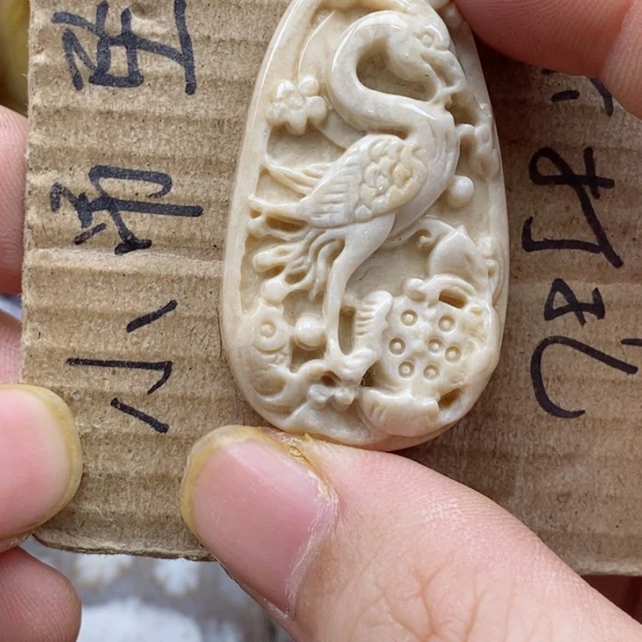 颈饰未镶嵌硅化珊瑚（珊瑚玉）游****?