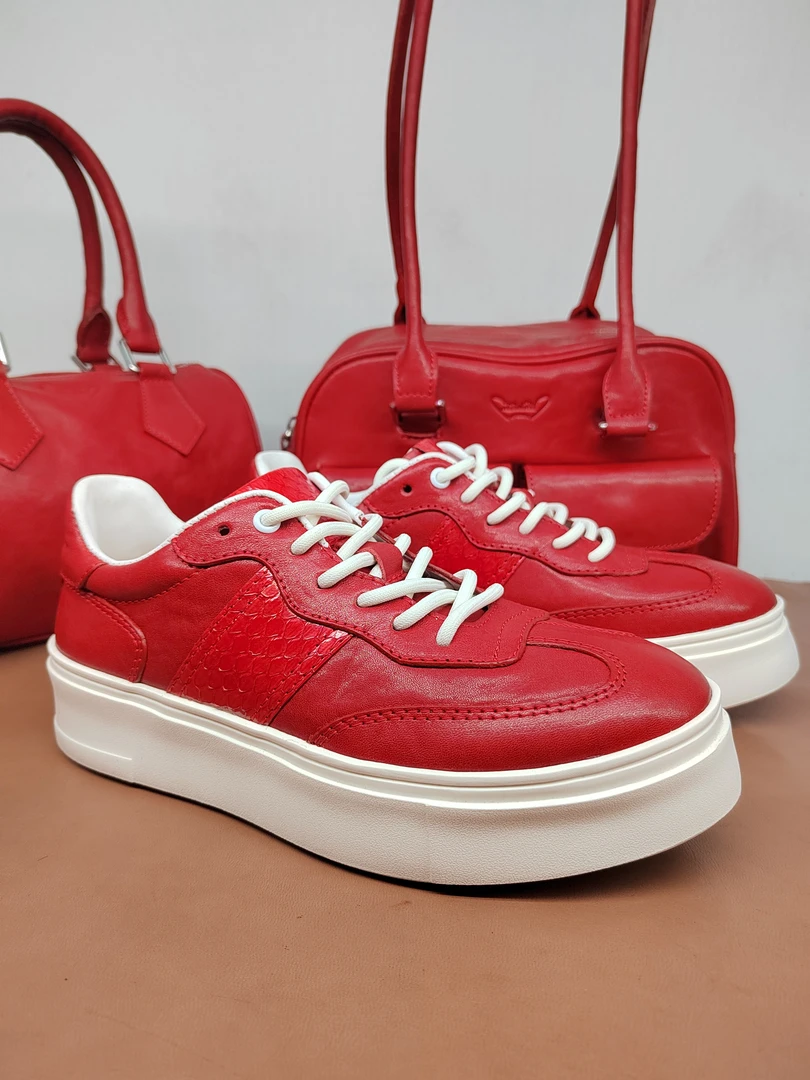 小白鞋轻奢新款休闲鞋系带单鞋女板鞋潮流厚底百搭真皮透气2026年