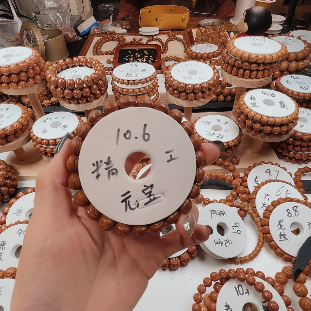 桃核手串看**妈桃核光珠