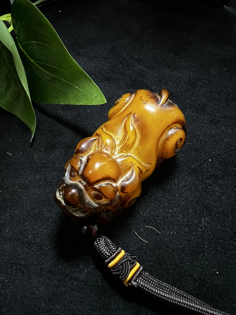 老黄蜡貔貅手把件。990104。