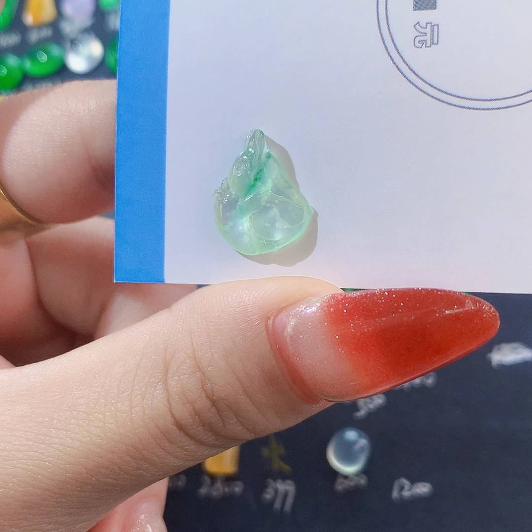 翡翠未镶嵌颈饰萝卜兔