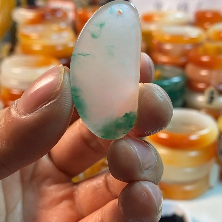 石英质玉（黄龙玉）颈饰合金