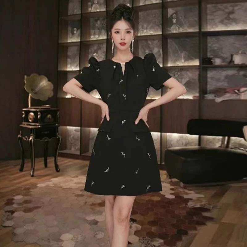 法式高定赫本风短袖连衣裙女显瘦显高小个子黑色圆领a字短裙D1900