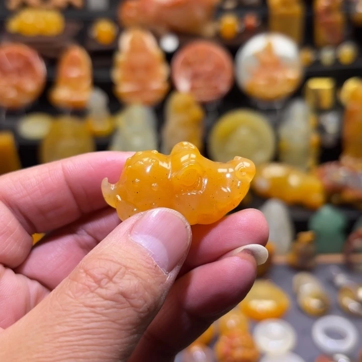 石英质玉（黄龙玉）未镶嵌颈饰