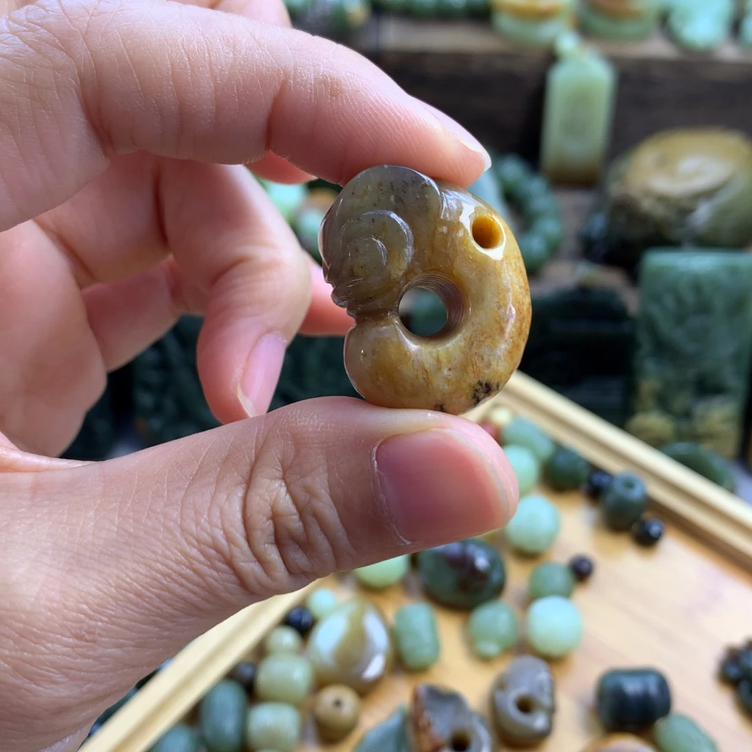 慢***点未镶嵌岫岩河磨玉（透闪石质玉）珠宝奇石