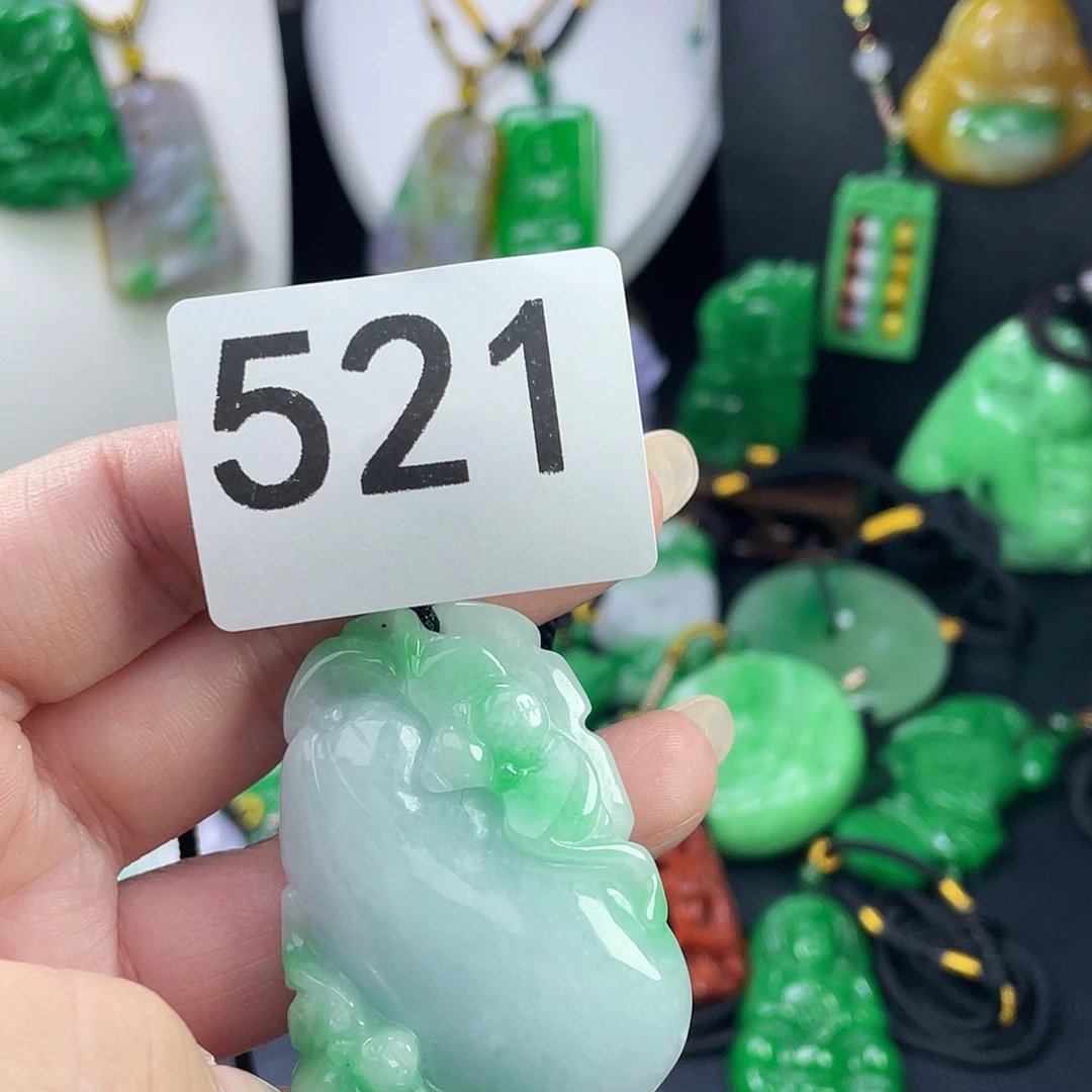 翡翠未镶嵌吊坠(赠链)