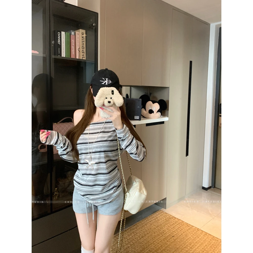 慵懒休闲时尚套装女夏季2025新款露肩条纹上衣百搭纯色短裤两件套