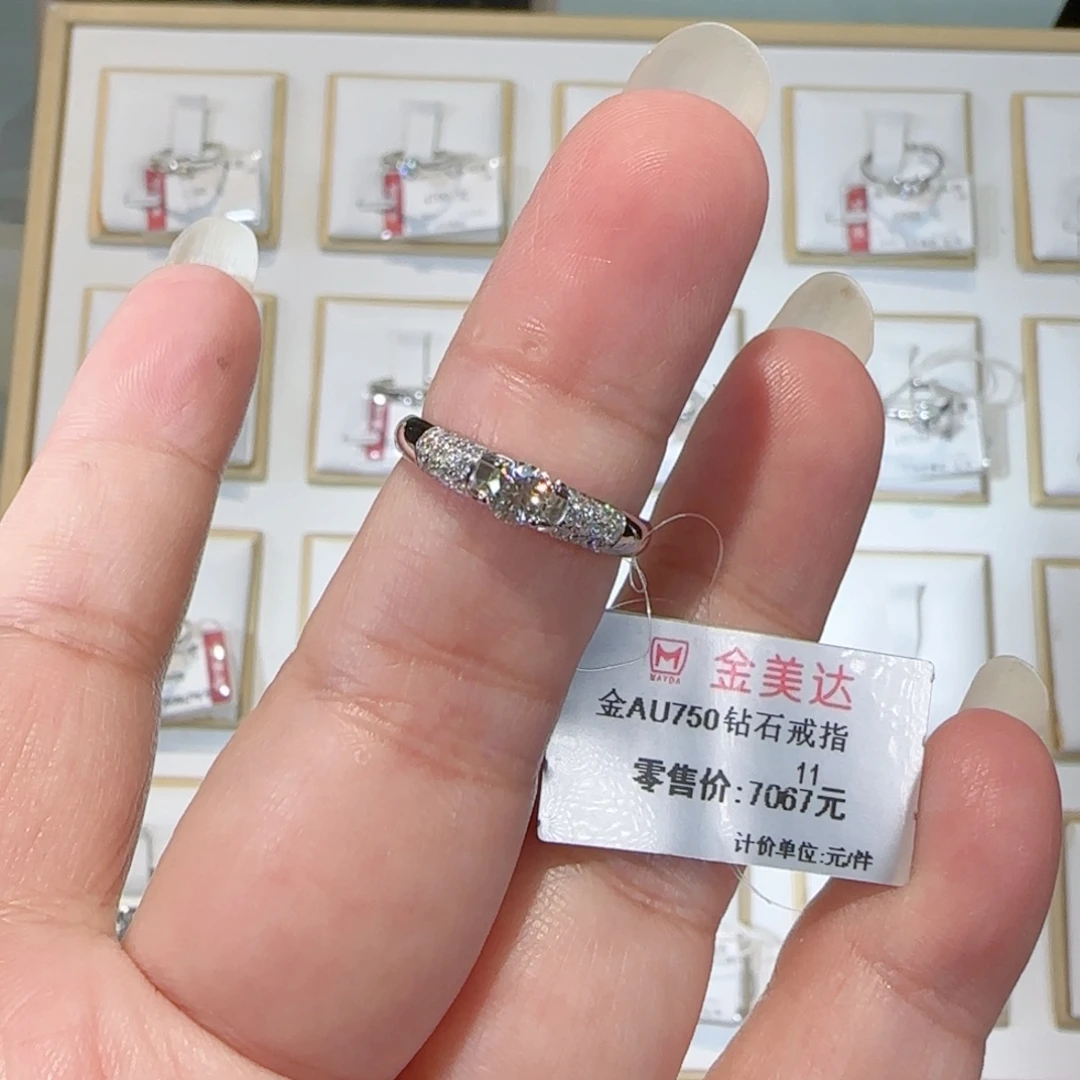 18K金镶嵌戒指/指环钻石