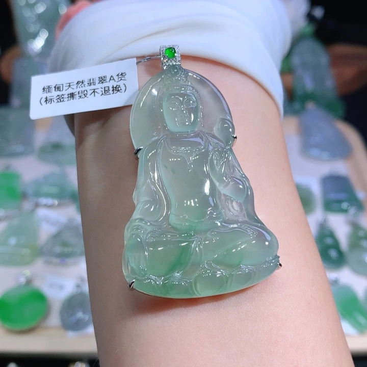 翡翠18K金镶嵌颈饰观音