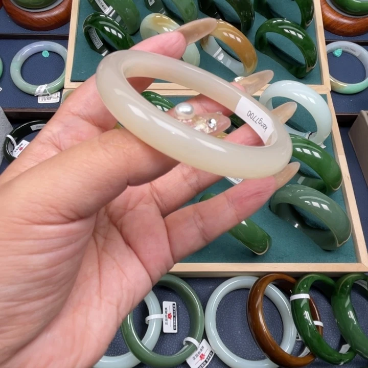 和田玉手镯未镶嵌