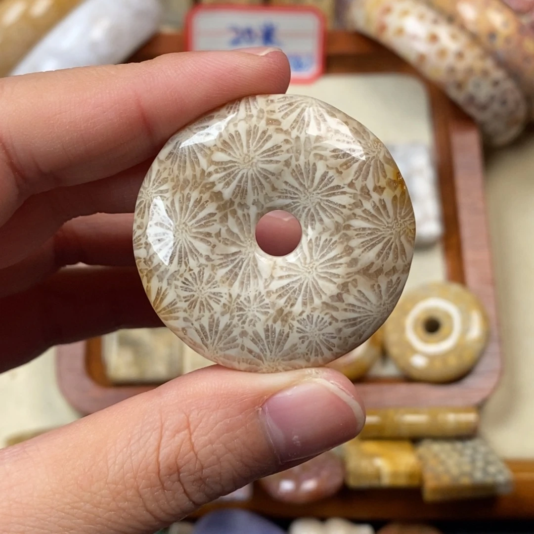 君***愁硅化玉未镶嵌颈饰