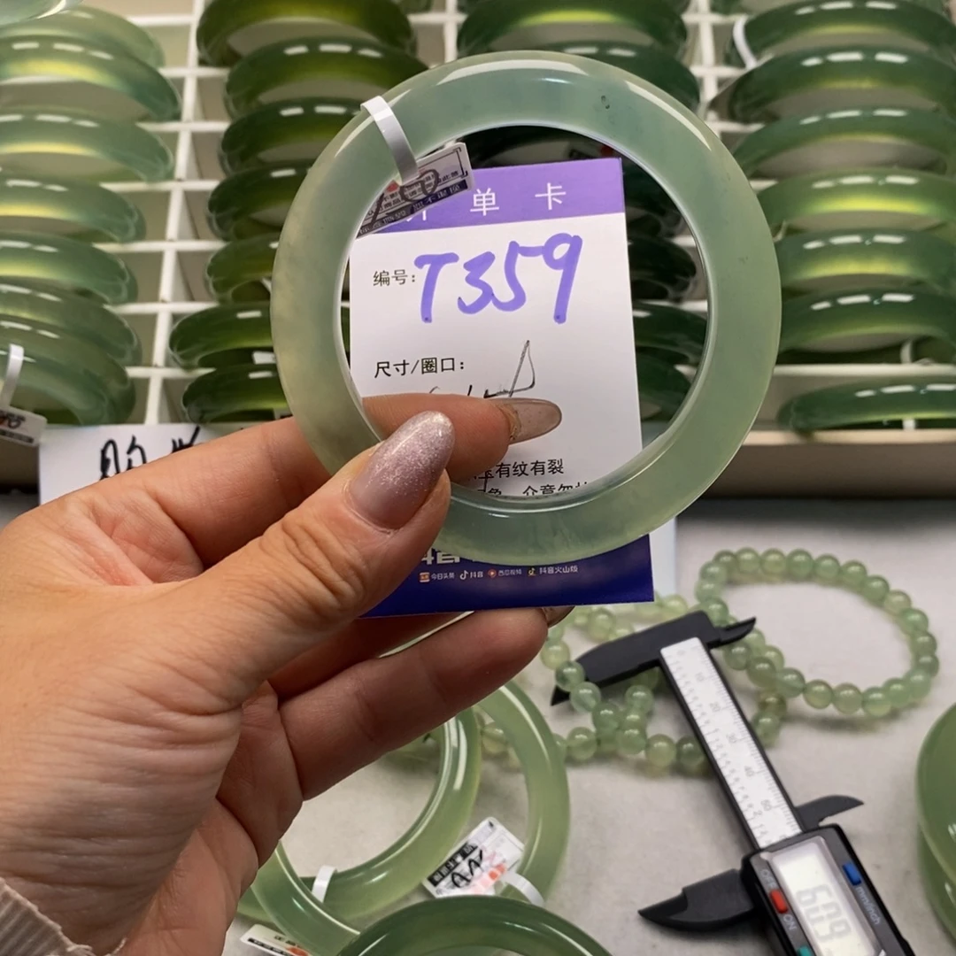 ડ***M蛇纹石玉未镶嵌手镯