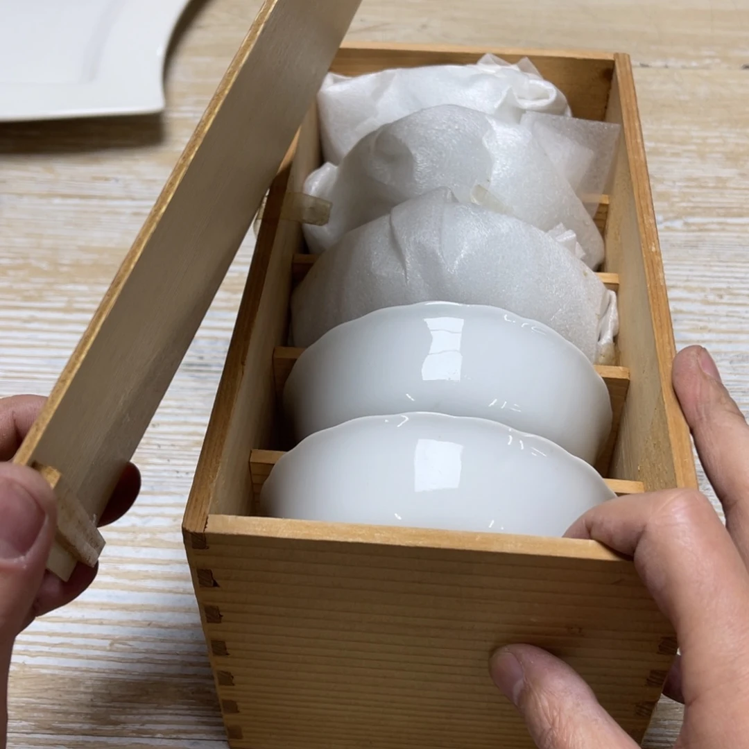 瓷片小****了密密麻麻地排列着一个