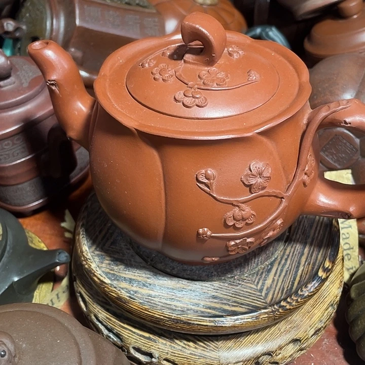 紫砂茶壶原矿泥料，手工制作的一把紫砂壶。