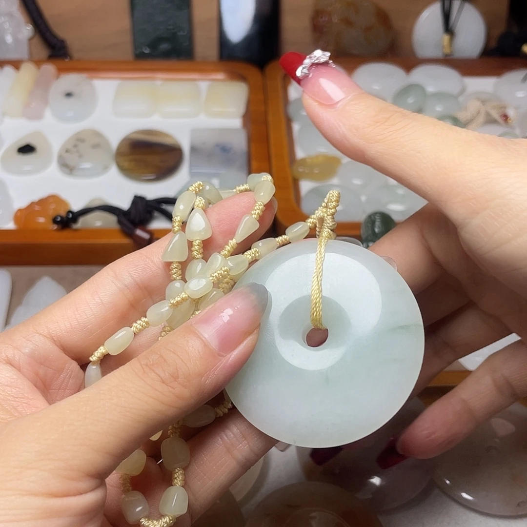 敏***颈饰未镶嵌石英质玉