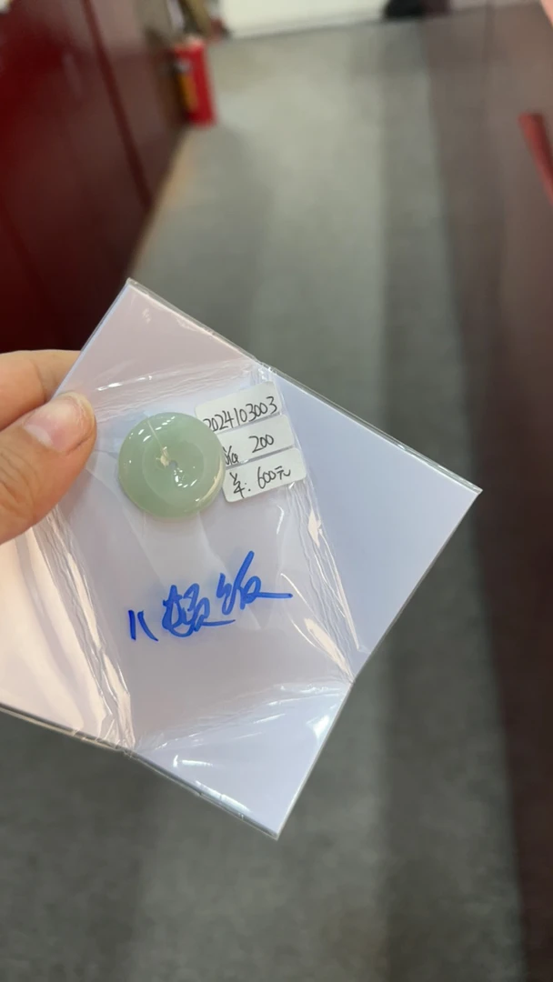 吊坠冰透雕刻精致