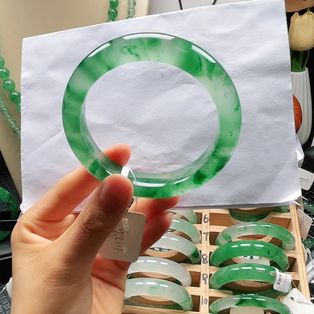 芳***漪石英质玉手镯未镶嵌