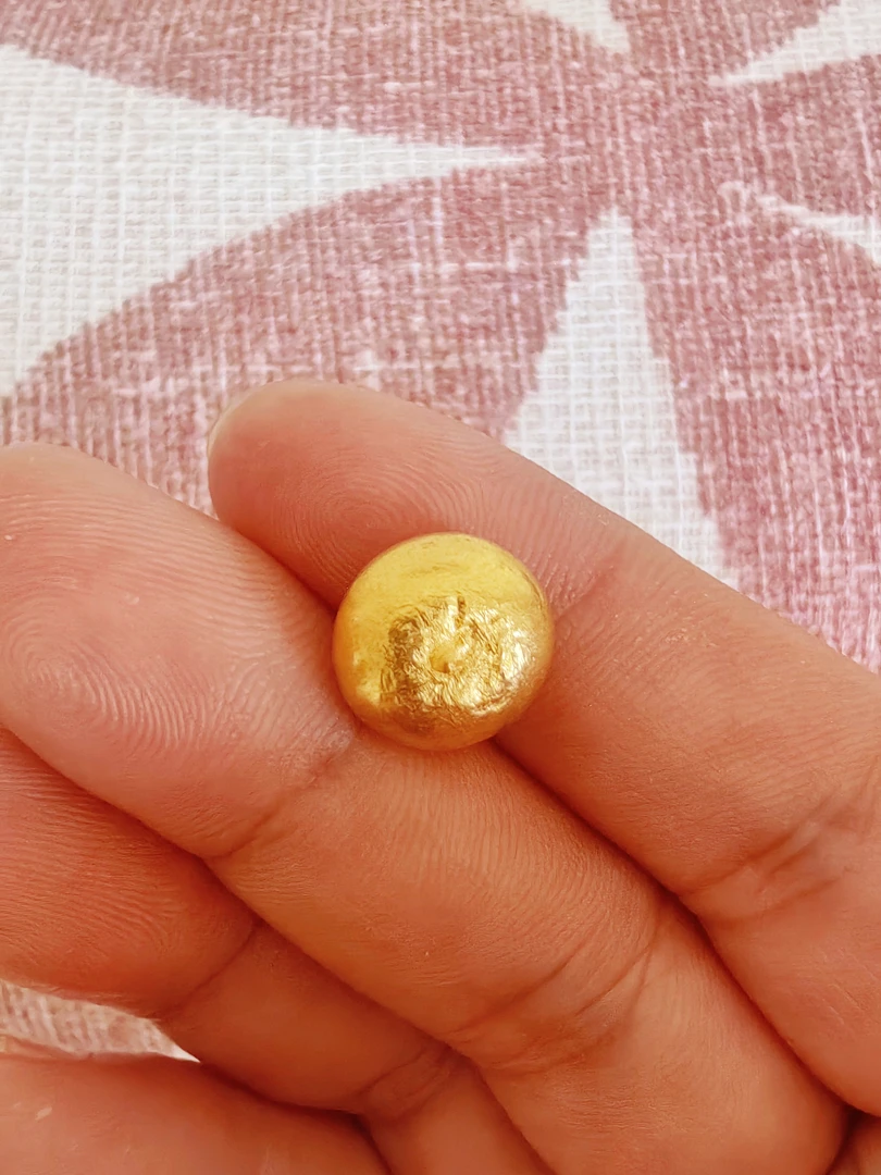 金色豆子 一颗克重3--4克  纯手工提炼 克重不同  可烧  里外一色