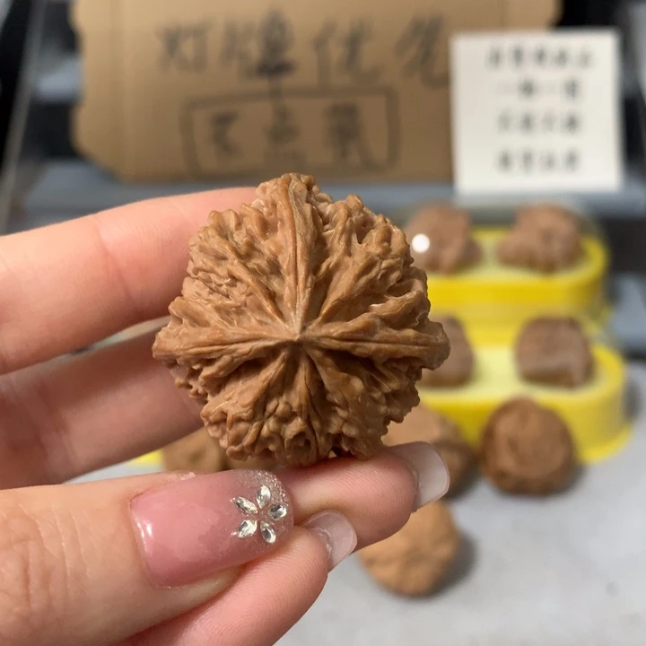 墨***吊坠文玩核桃异形单只，有瑕疵