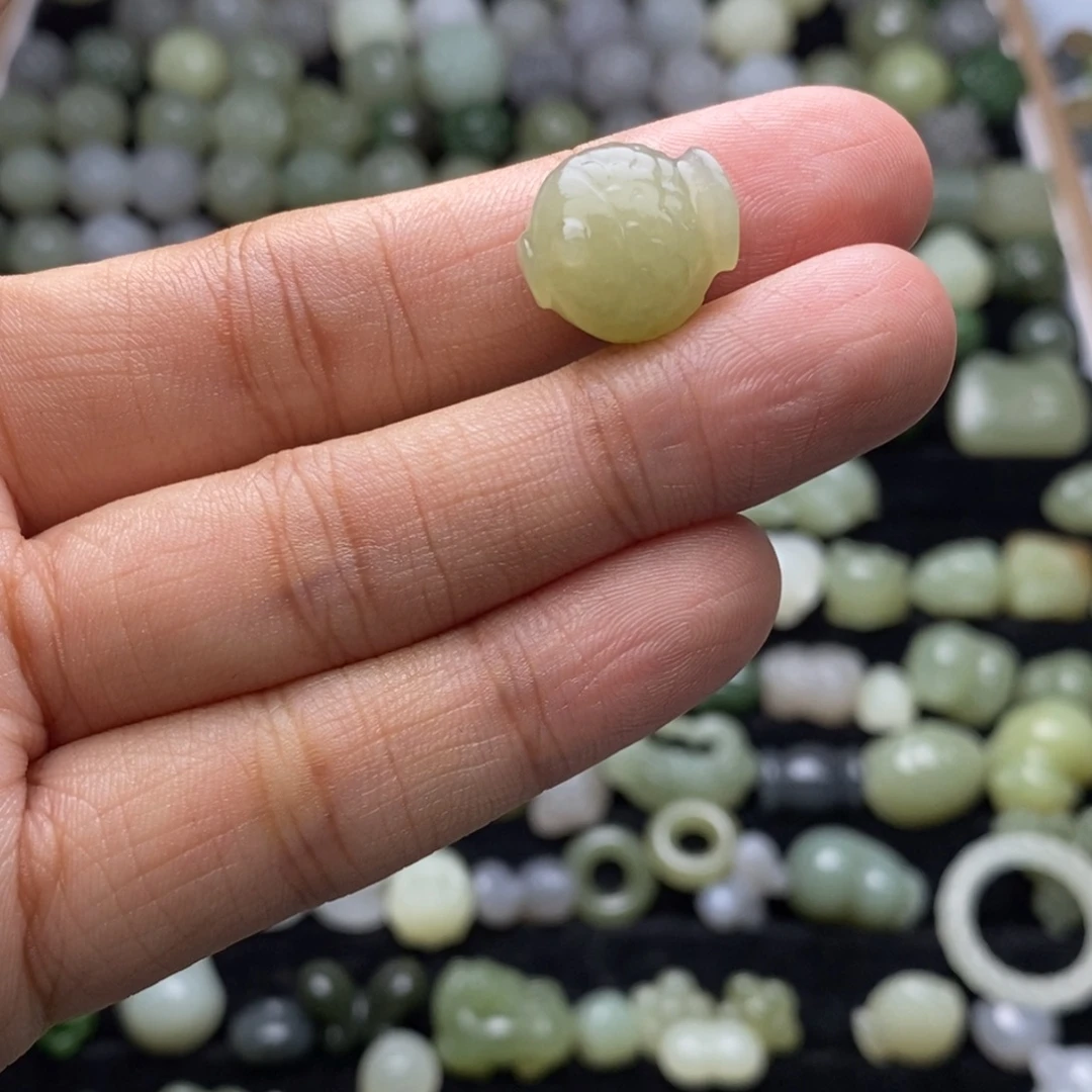 张***香和田玉未镶嵌颈饰