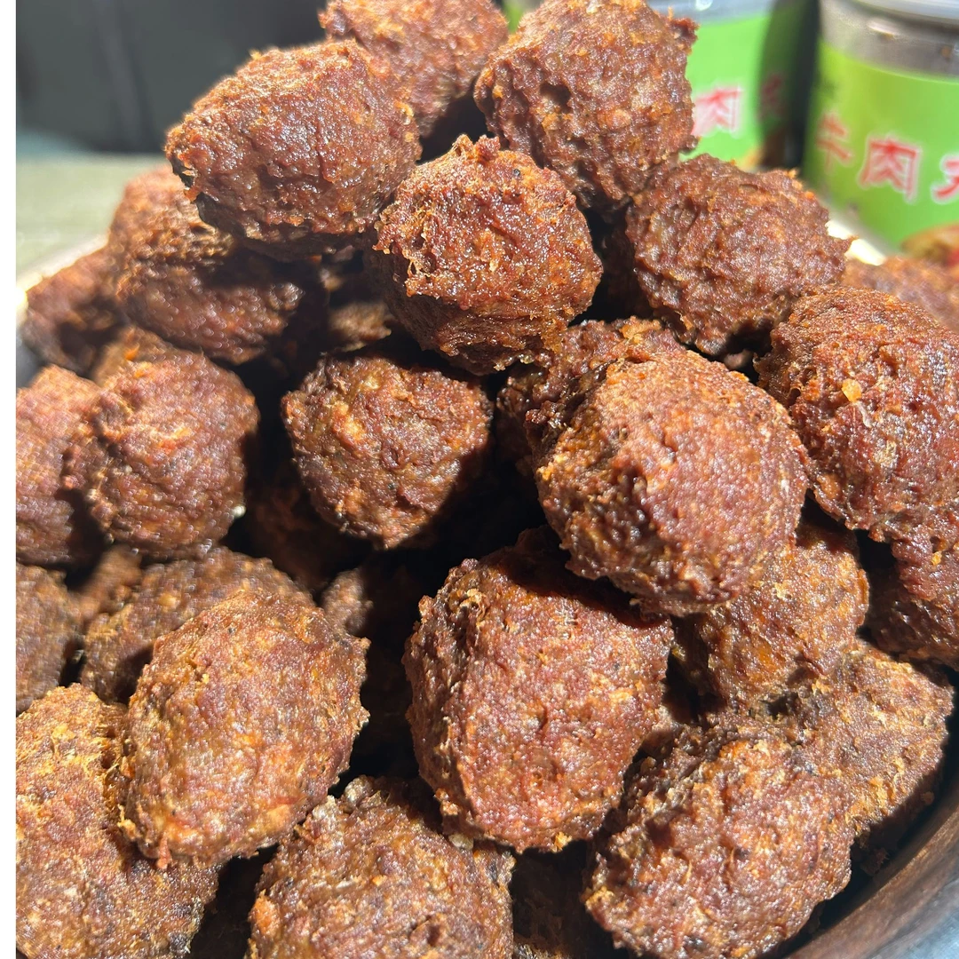 方方面面的牛肉丸子现炸现卖