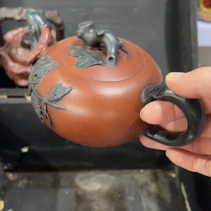 茶壶紫泥原矿泥料手工制作的一把紫砂壶。