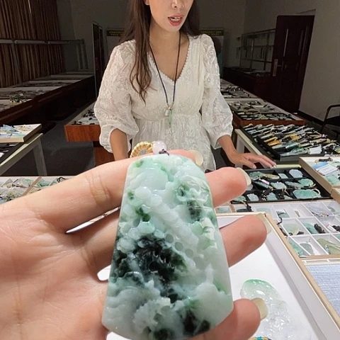 翡翠未镶嵌颈饰一个