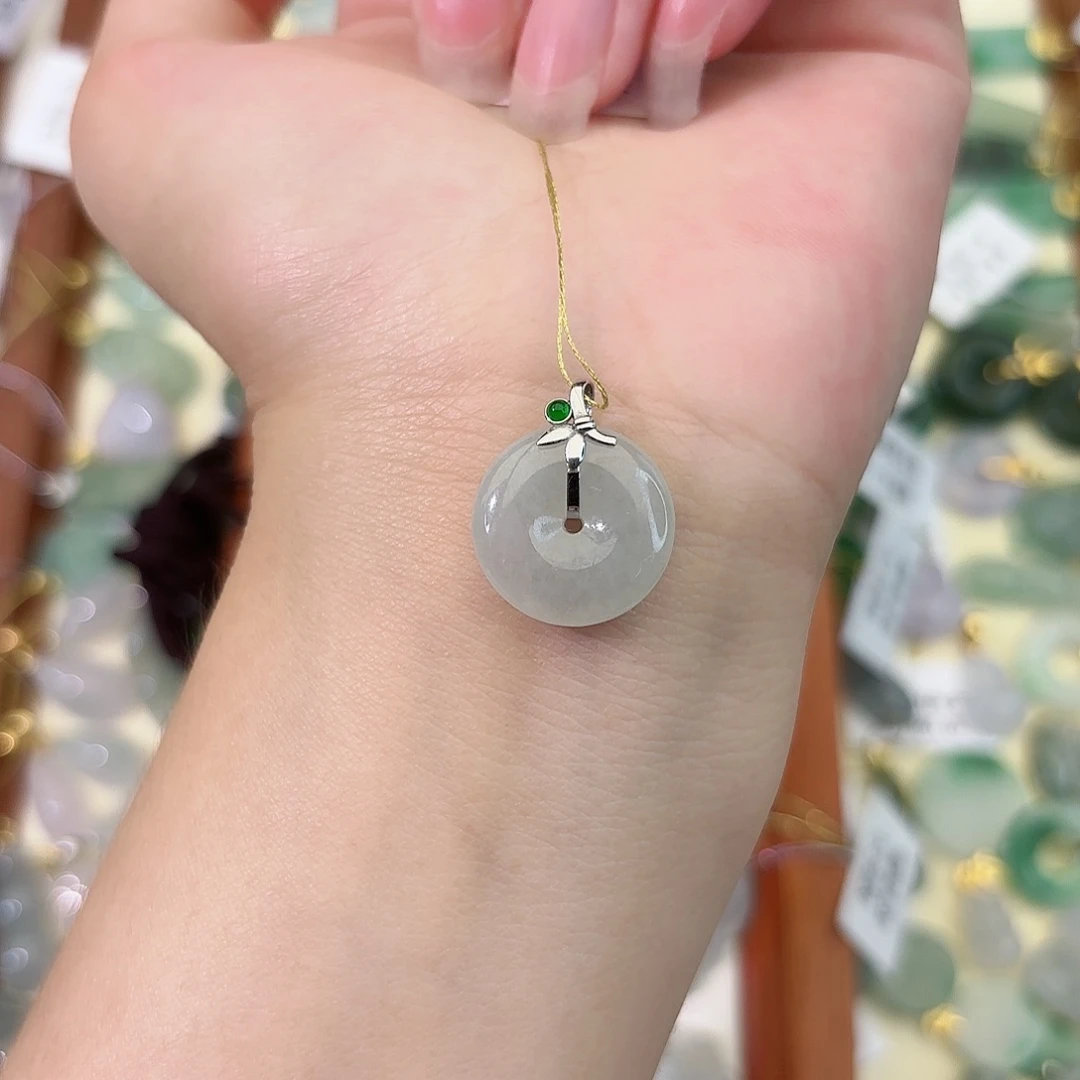 翡翠18K金镶嵌颈饰平安扣