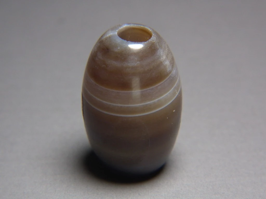 Bc64  老西亚几十年的白褐色缠丝玛瑙鼓腹枣型中号勒子珠