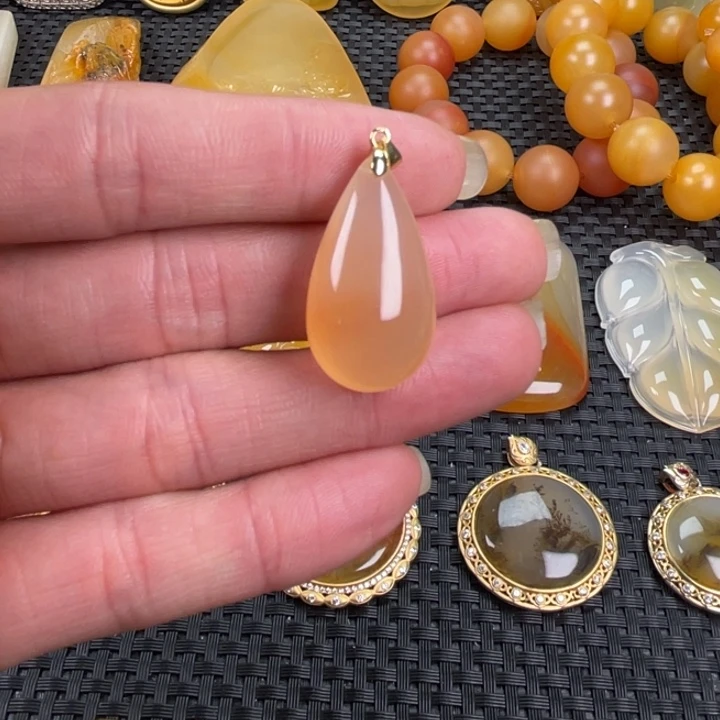 石英质玉（黄龙玉）未镶嵌颈饰