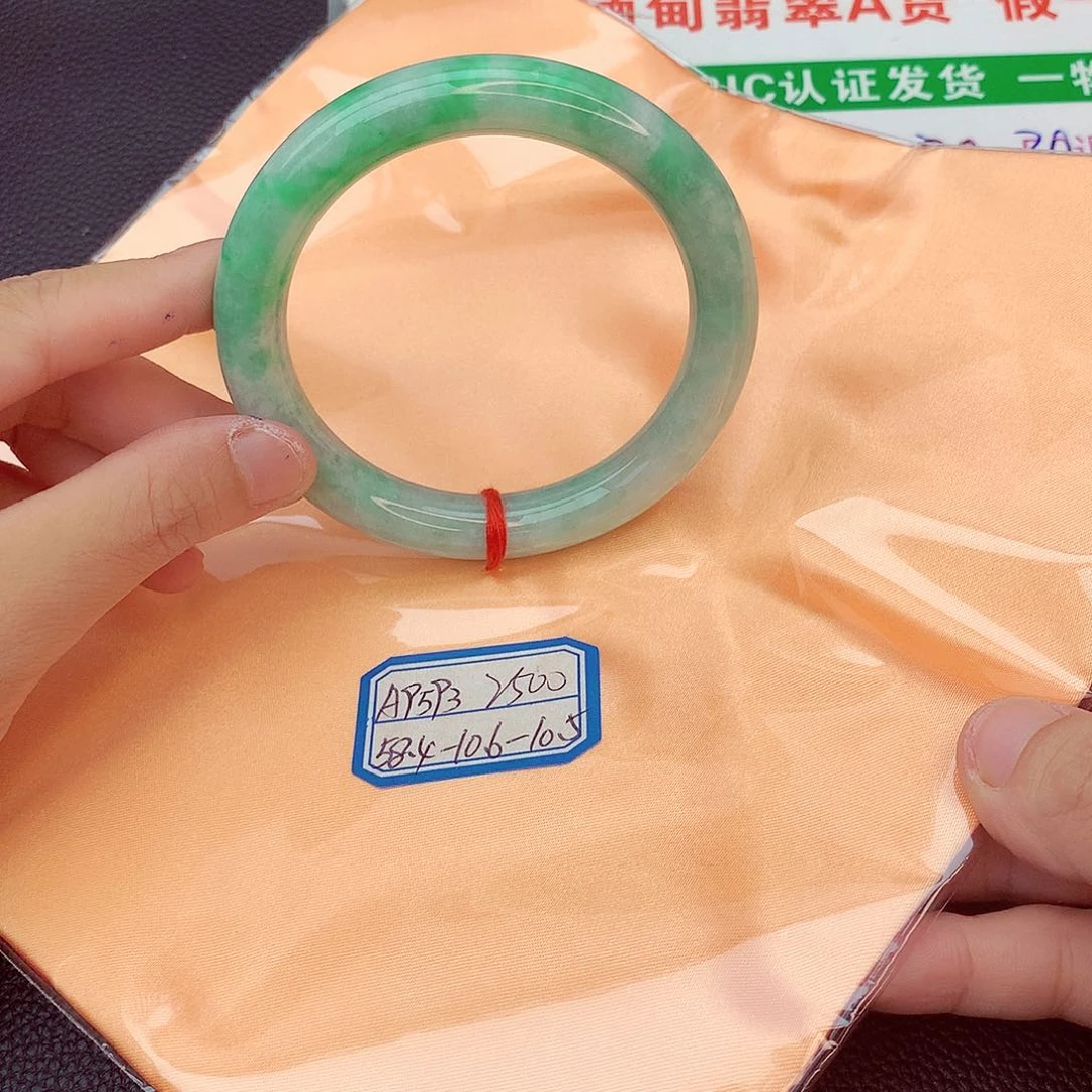 翡翠手镯未镶嵌翡翠