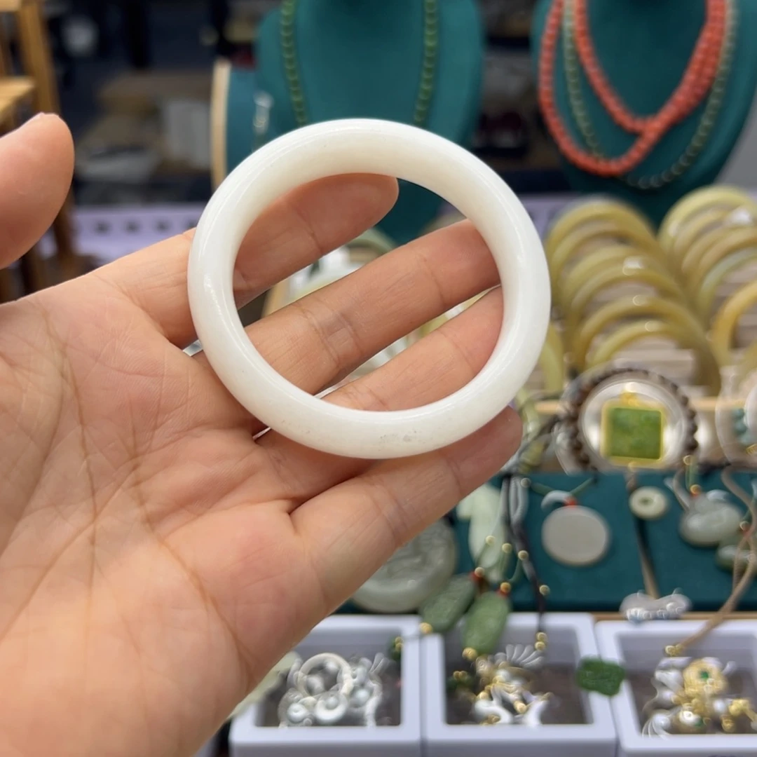 和田玉手镯未镶嵌53.3圈围1967瑕