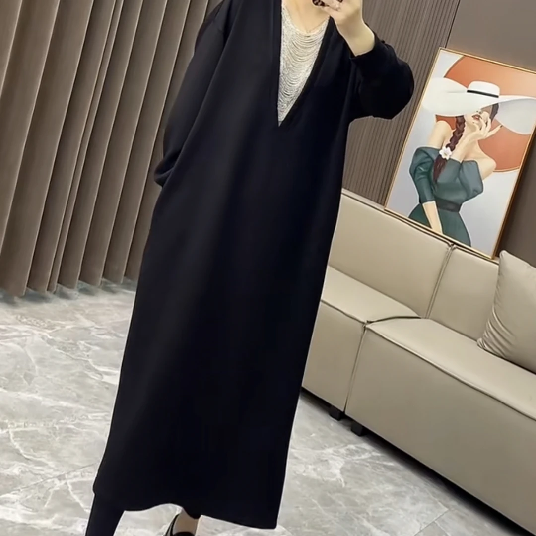 【月姐家】 慵懒风V领黑色重工串珠连衣裙女2025新款裙气质休闲裙