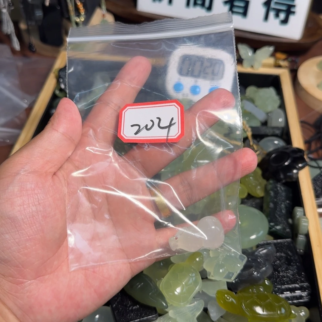 卖***叉蛇纹石玉合金颈饰