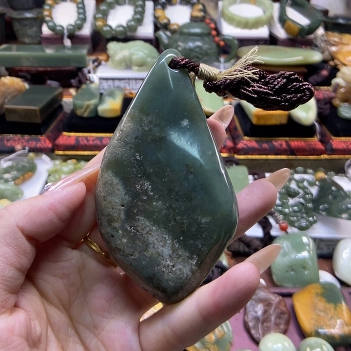 未镶嵌岫岩老玉（透闪石质玉）把件