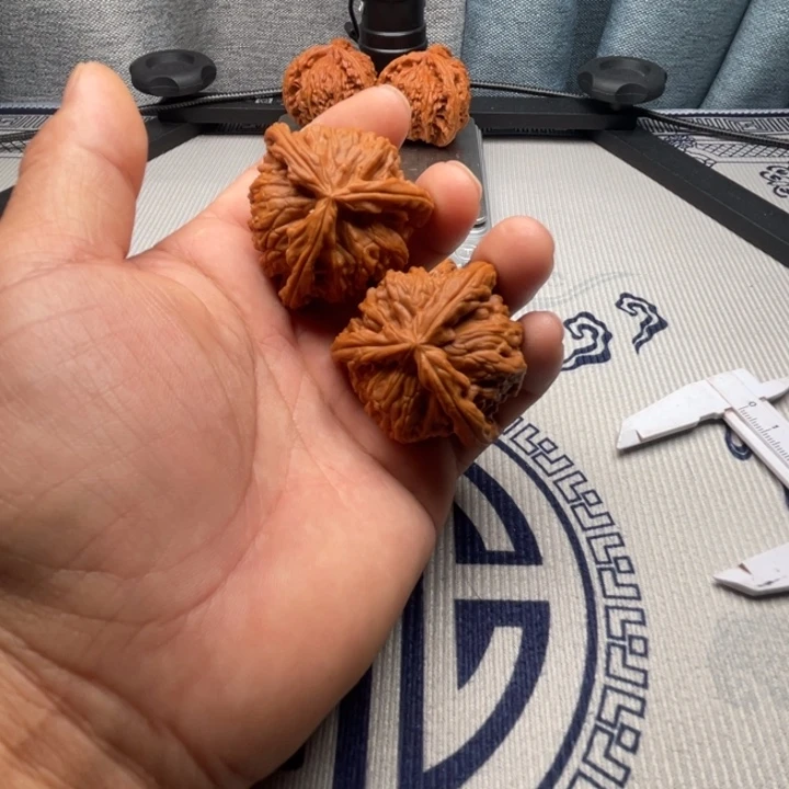 山***佳文玩核桃吊坠三棱