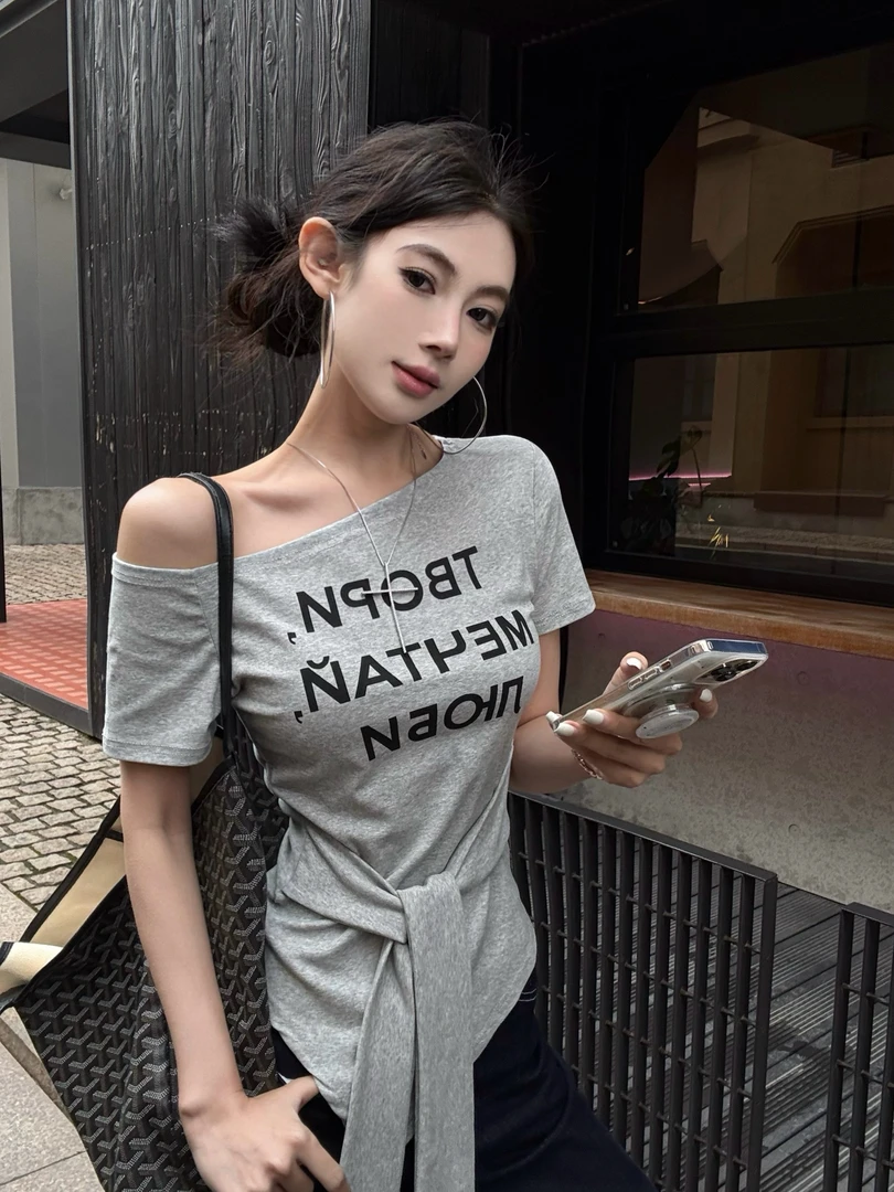 性感露肩绑带收腰显瘦修身上衣不规则下摆斜领字母印花T恤女短袖
