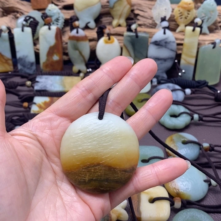 简***单蛇纹石玉未镶嵌颈饰