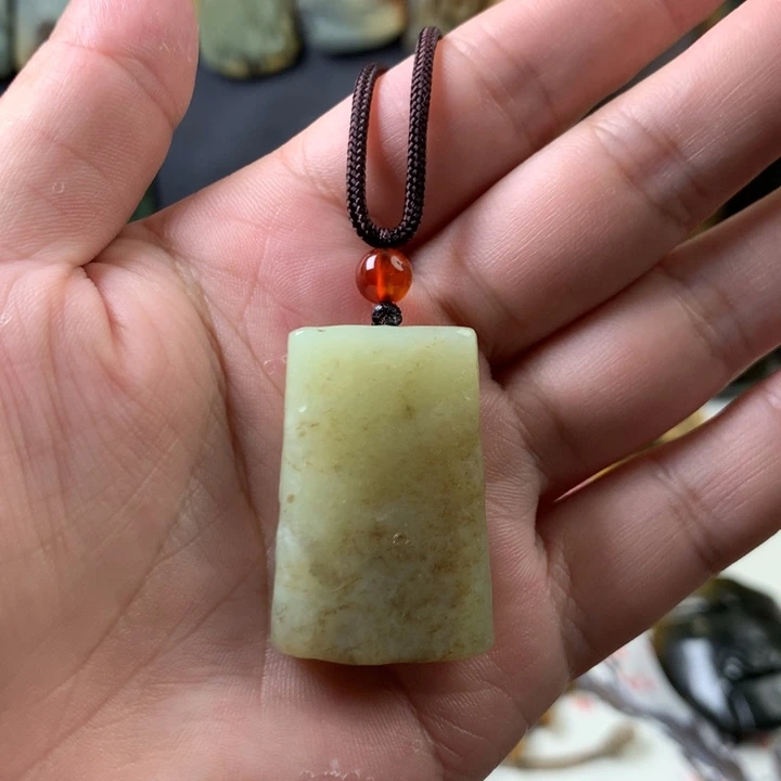 透闪石质玉未镶嵌颈饰