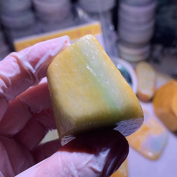 翡翠未镶嵌颈饰边角料