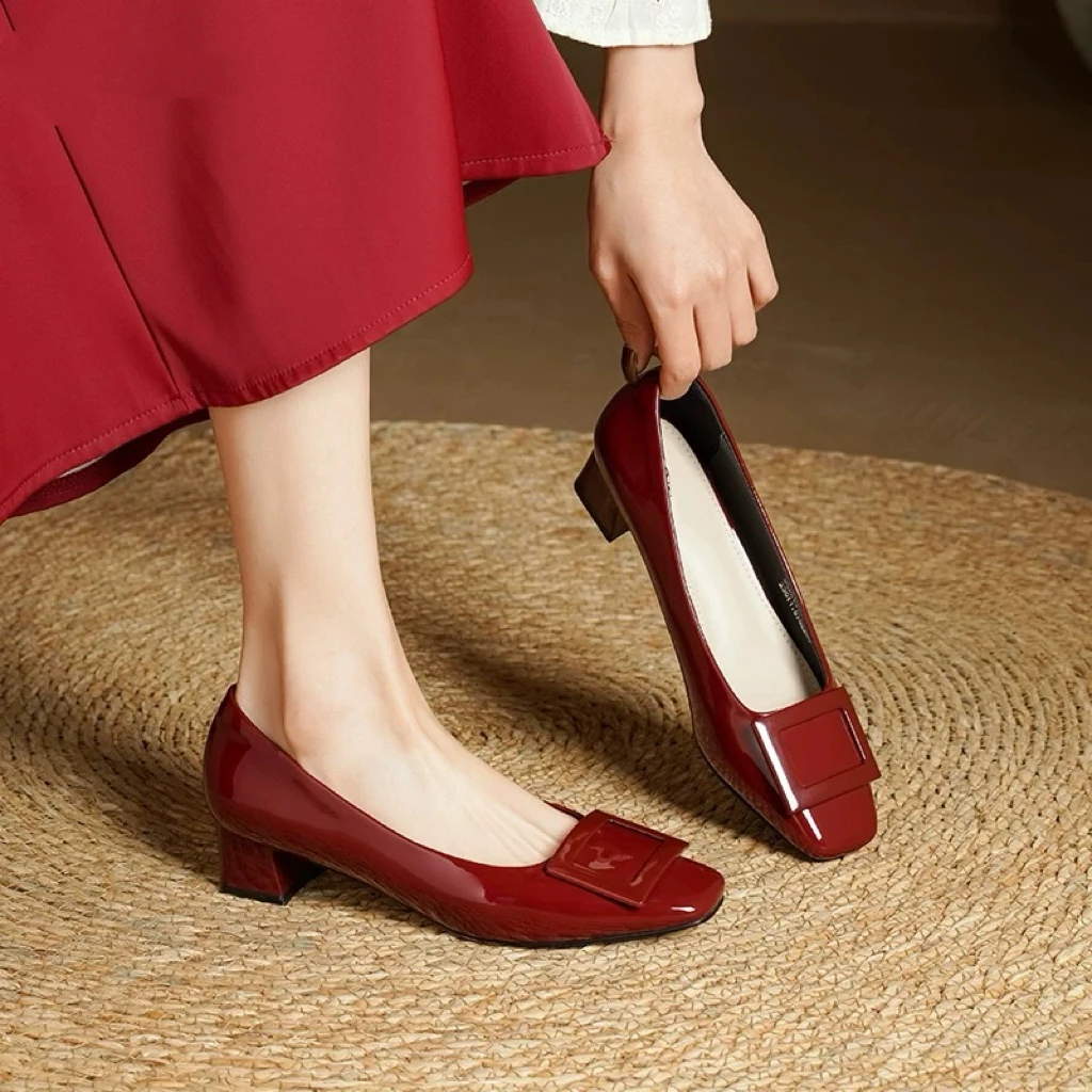 9390浅口气质方头方扣漆皮粗跟百搭跟鞋红色