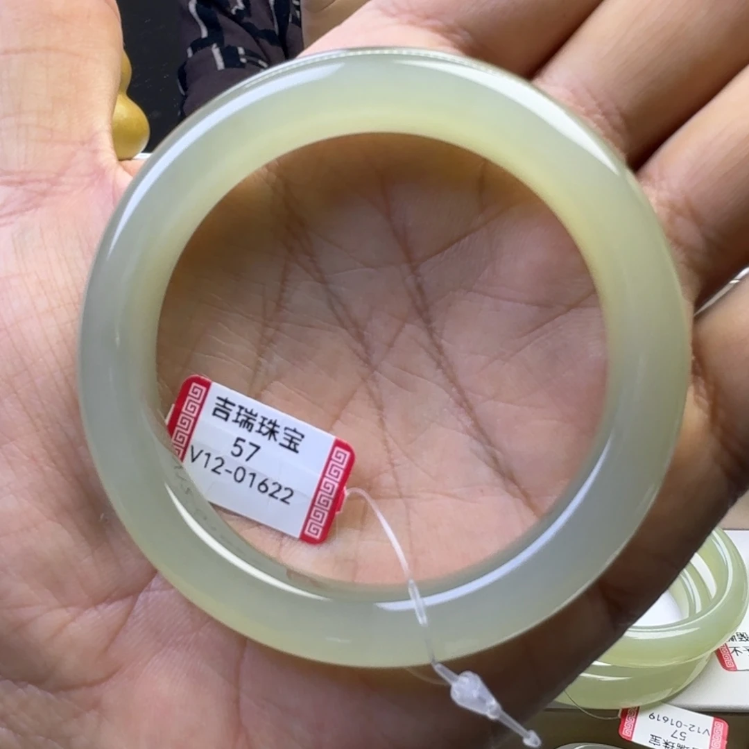 随***起和田玉未镶嵌手镯
