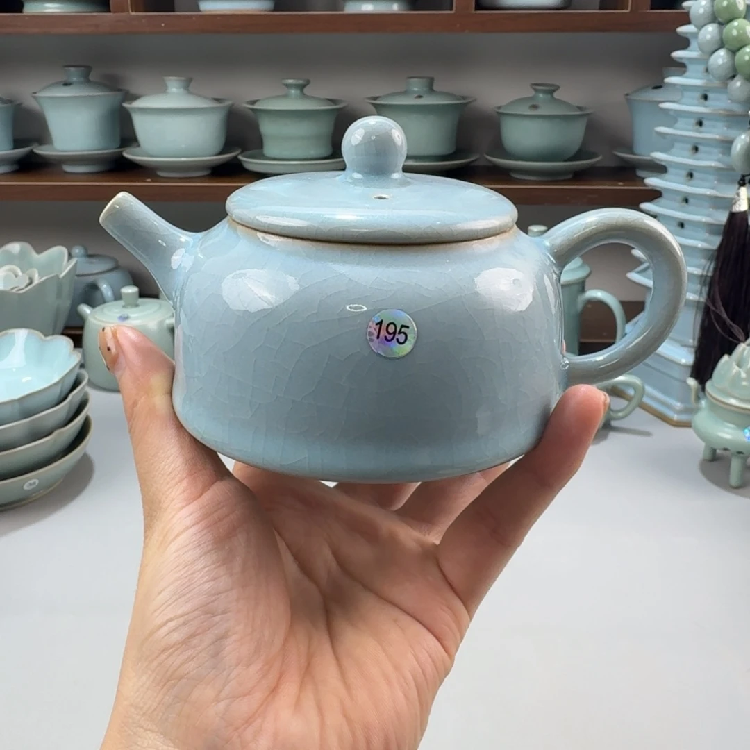 摆件瓷编号195天青釉半月壶二级