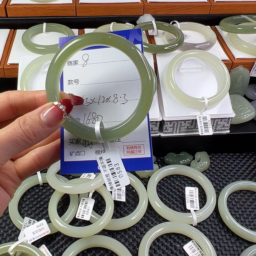 和田玉手镯未镶嵌我****?