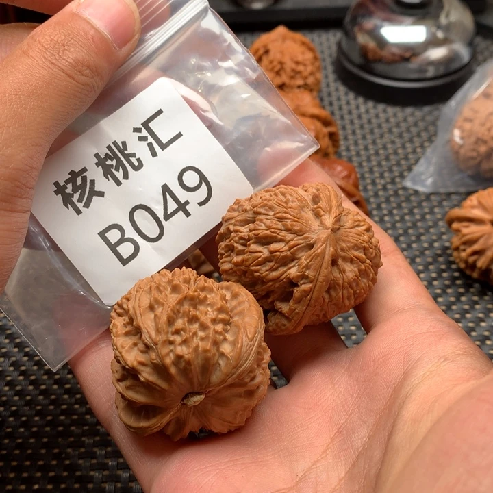 文玩核桃吊坠白狮子