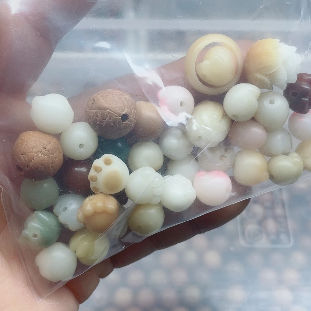 白玉菩提吊坠瑕疵小雕刻混