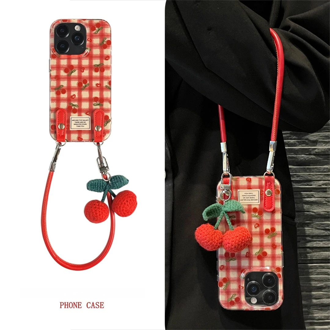 满屏红色格纹樱桃针织挂件适用苹果16promax手机壳iPhone15斜挎14