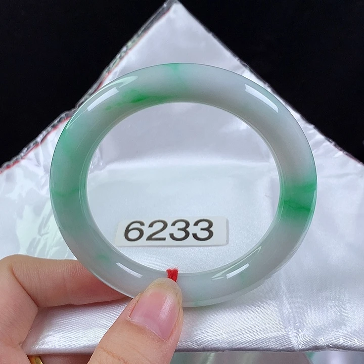 杨***杨未镶嵌手镯翡翠55圈